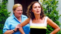 Marga (Marinne Sägebrecht, links) hat schlechte Neuigkeiten für ihre Chefin Nele (Eleonore Weisgerber): Ihr Mann betrügt sie.