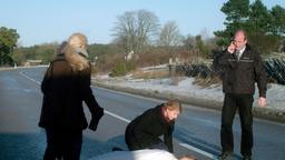 Maria Wern (Eva Röse) war mit einem Bus unterwegs, der eine Notbremsung machen mußte, weil ein totes Mädchen auf der Straße liegt.