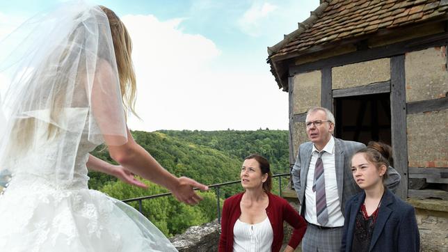 Bild: SWR/Schwabenlandfilm/Reiner Pfisterer Marie (Teresa Klamert) glaubt, dass ihr Verlobter sie nicht mehr heiraten will und droht, sich von der Burg zu stürzen. Völlig überzeugend wirkt sie allerdings weder auf ihren Vater Gerhard (Ludger Pistor), noch auf Julia (Inka Friedrich) und Lea (Ella Lee), die alle zu ihrer Rettung herbeigeeilt sind.