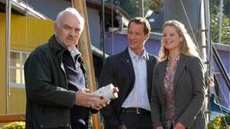 Martin (Charles Brauer, li.) ist von der Liebe zwischen Franziska (Diana Amft) und Benedict (Markus Knüfken) gar nicht begeistert.