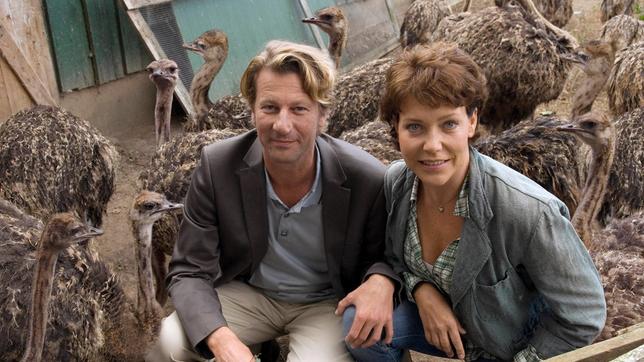 Matthias (Michael von Au) und Anna (Janina Hartwig) auf ihrer Straußenfarm.