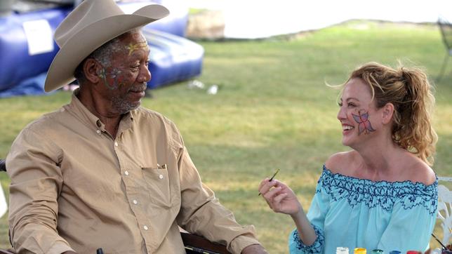 Monte (Morgan Freeman) lernt die allein erziehende Charlotte (Virginia Madsen) kennen