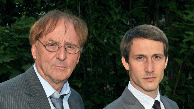 Nach einem Streit gehen Theo (Günther Maria Halmer, links) und sein Sohn Markus (David Rott) getrennte Wege.