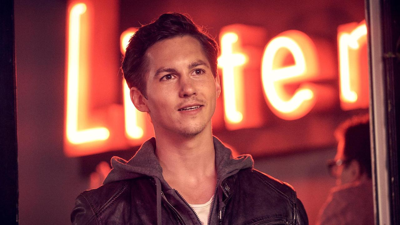 Nach zahlreichen Eskapaden hat Timo (Tim Oliver Schultz) mit seiner Bundesligakarriere abgeschlossen. Er hat große Angst, im Streit mit seiner Ex-Frau seine Kinder zu verlieren.