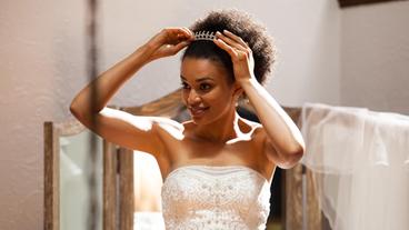 Nandi (Pearl Thusi) probiert ihr Brautkleid an