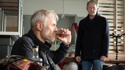 Perez (Douglas Henshall, re.) muss Duncan (Mark Bonnar) nun auch dienstlich sprechen.