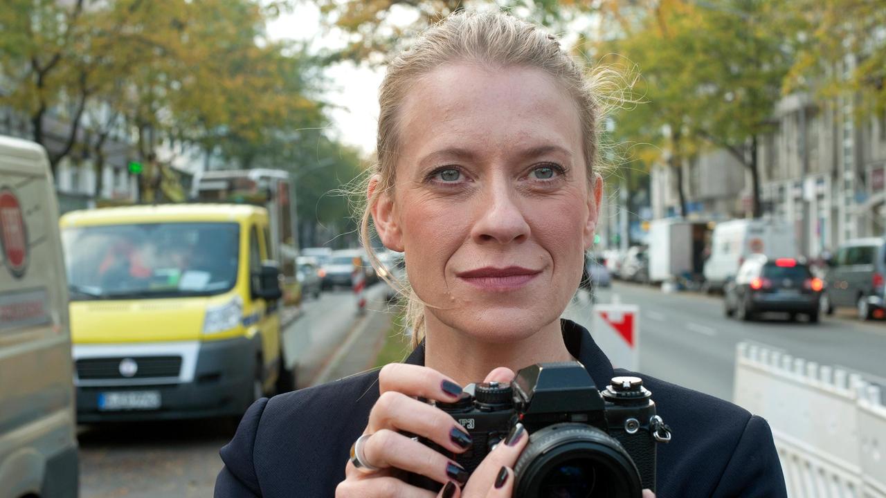 Süßer September: Rebecca (Caroline Peters) ist gelernte Fotografin.