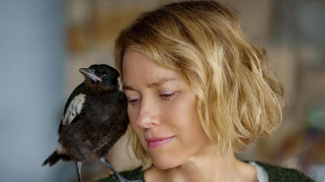 Sam (Naomi Watts) mit dem Vogel Penguin.
