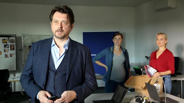 Bild: ARD Degeto/Allegro Film/Stefan Haring Sandra (Miriam Stein), Sascha (Hary Prinz) und Eva Merz (Eva Herzig) besprechen die vorhandenen Hinweise auf einen möglichen Serienmörder im Besprechungszimmer des LKA.