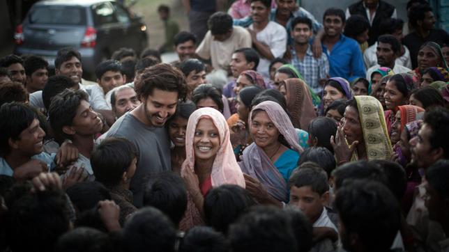 Saroo (Dev Patel, Mitte) findet in seine Heimat zurück und feiert dort ein Wiedersehen.