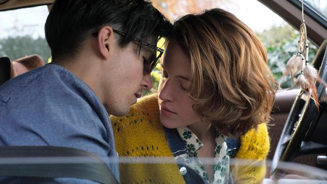 Bild: ARD Degeto/Constantin Television/Jacqueline Krause-Burberg Sebastian (Tim Oliver Schultz) und Mia (Paula Kalenberg) verlieben sich ineinander.