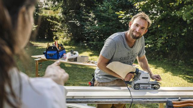 Sie ist der Boss! Katharina (Henriette Richter-Röhl, li.) macht dem Schreinermeister Mike (Jochen Matschke) Ansagen, was zu tun ist.