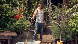 Timo Savona (Tim Oliver Schultz) spült sein Geschirr im Garten.