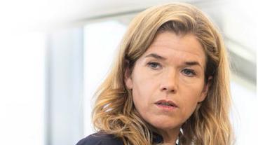 Anke Engelke als Chefredakteurin Karin Berger