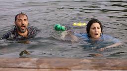Toni (Adnan Maral) und Farah (Şiir Eloğlu) gehen unfreiwillig baden.