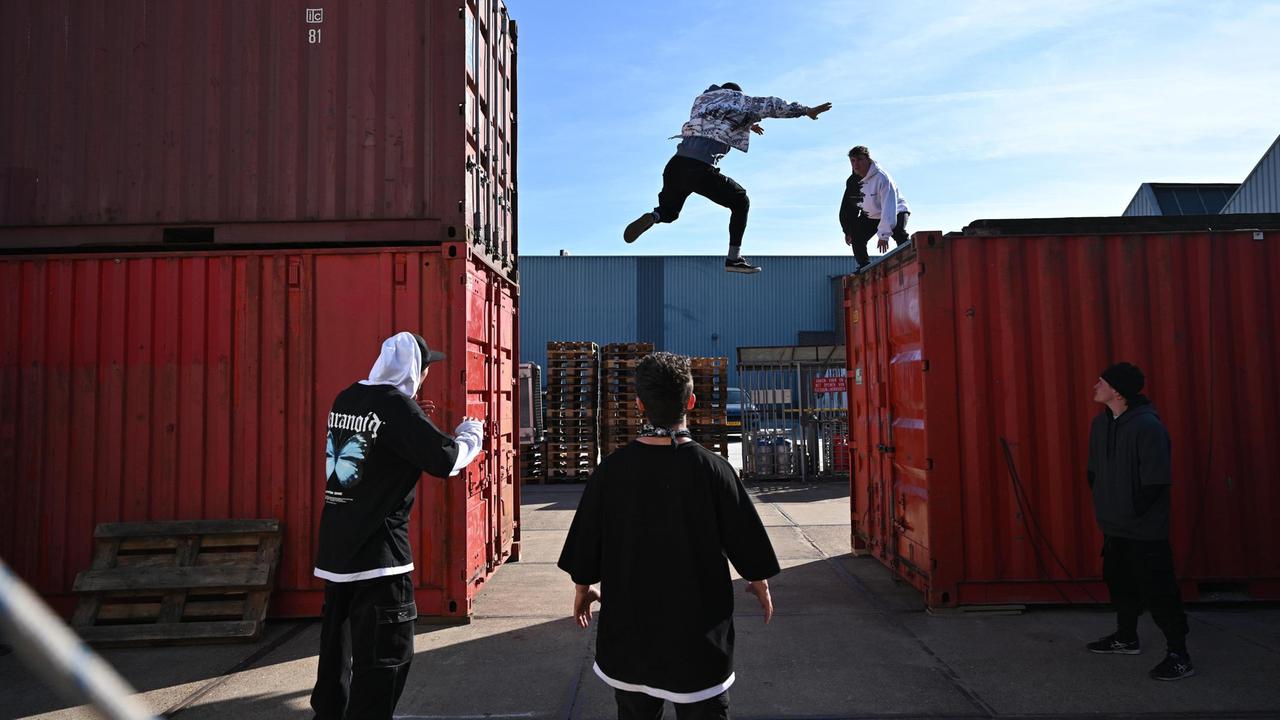 „Freerunner“ Casper Yiuliani ist ein Star der Trendsportszene Amsterdams: Er überwindet Mauern, springt über Häuserschluchten und erklimmt sogar glatte Container-Türme! 