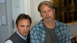 Trinken in der Schule: Die Lehrer Martin (Mads Mikkelsen, re.) und Peter (Lars Ranthe, li.) wagen einen Versuch.