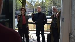 Überraschender Besuch: Kommissar Van der Valk (Marc Warren, Mitte), Lucienne Hassell (Maimie McCoy, li.) und Hendrik Davie (Darrell D’Silva, re.) haben einen Durchsuchungsbefehl dabei.