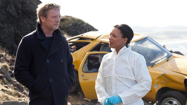 MORD AUF SHETLAND: Detective Inspector Jimmy Perez (Douglas Henshall) und Tatortermittlerin Willow Reeves (Nina Sosanya) beginnen zu ermitteln.