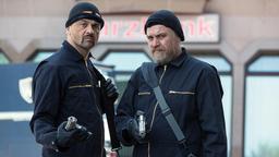 Verkehrte Welt in St. Andreasberg: Dorfsheriff Frank Koops (Aljoscha Stadelmann, re.) und der Gangster Hagen (Michael Rotschopf) planen die Harzbank auszuräumen.