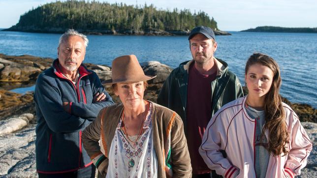 Vier auf einer Insel in Kanada: der Aussteiger Harry Stockowski (Wolfgang Stumph) mit der raubeinigen Susan Bennett (Katrin Sass), ihrem Sohn Jason (Philipp Rafferty) und ihrer Enkelin Jennifer (Cosima Henman).