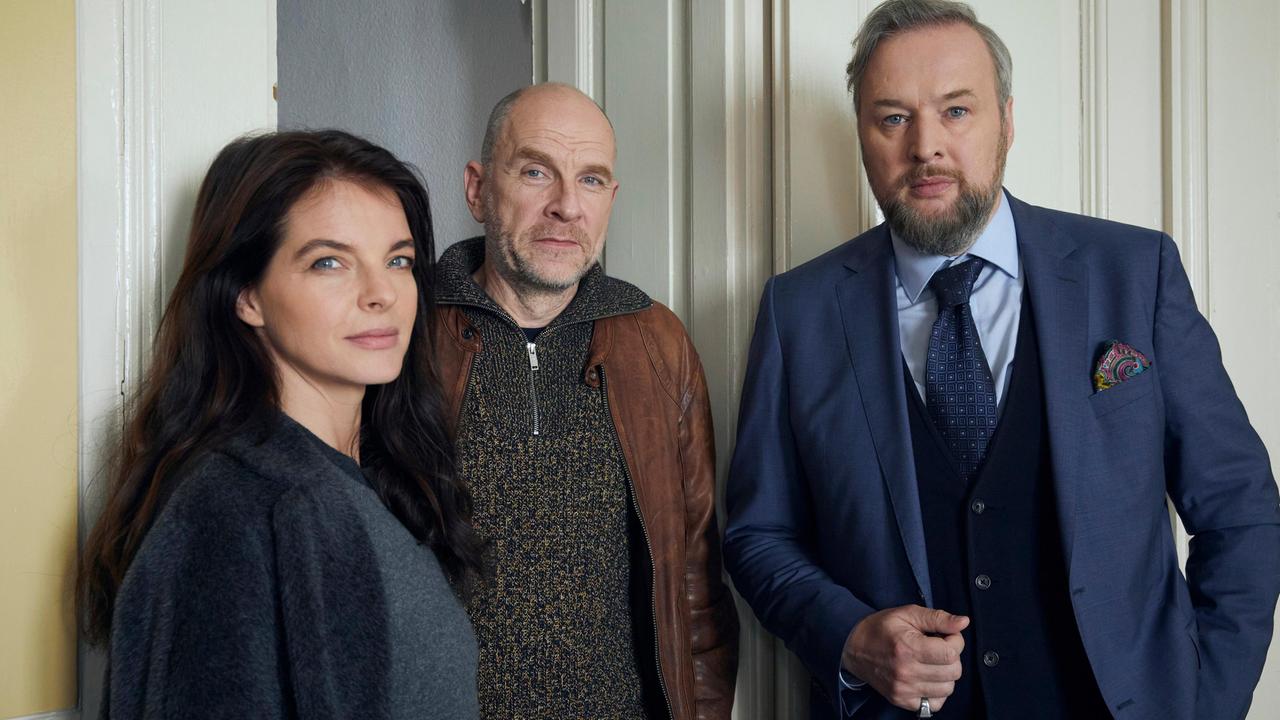 Viola Delbrück (Yvonne Catterfeld), Burkhard "Butsch" Schulz (Götz Schubert) und Dr. Grimm (Stephan Grossmann, rechts) ermitteln im Fall Jo Karasek.