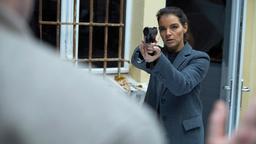 Viola Delbrück (Yvonne Catterfeld) schnappt sich den Täter.