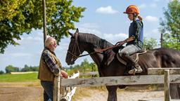 Volles Risiko: Paul Brenner (Dieter Hallervorden) setzt auf Jana (Lena Klenke) als Jockey.