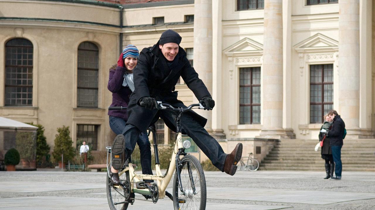 Von der Liebe beflügelt: Marc (Johannes Zirner) und Jil (Natalia Avelon).