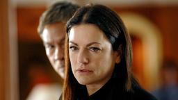 Wanchai (Nirut Sirichanya) warnt Pat Wilson (Christine Neubauer).