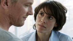 Was hat der Anwalt Mark Reeve (Barry Atsma) mit dem Verschwinden von Elaine, Rebeccas Freundin, zu tun? Rebecca (Jasmin Gerat) bohrt nach.