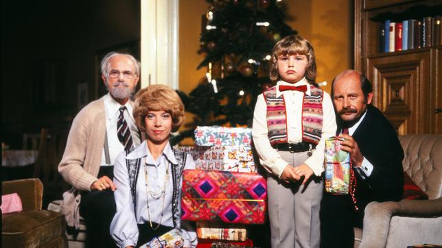 Weihnachten bei Hoppenstedts, unterm Tannenbaum:  Loriot, Evelyn Hamann, Katja Bogdanski, Heinz Meier.