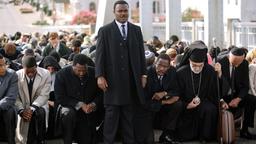 Wie reagiert die Polizei? Martin Luther King (David Oyelowo, vorne) führt einen Protestmarsch an, der auf der Edmund-Pettus-Brücke zum Stehen kommt.