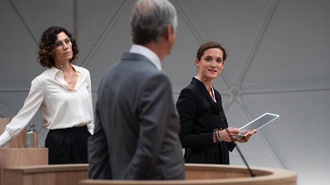 Wiebke Kastager (Nina Kunzendorf) und Larissa Meybach (Friederike Becht) vertreten 31 Länder, die die Bundesrepublik Deutschland wegen ihrer Klimapolitik auf Schadenersatz verklagt haben.