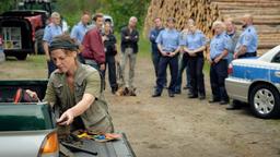 Wildhüterin Sara Jahnke (Maria Simon, vorne) fürchtet eine Jagd auf die Wölfe.