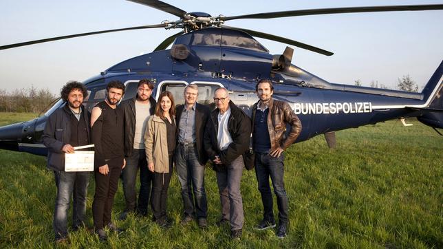 Drehstartfoto: v.l.n.r. ausführender Produzent Hamid Baroua, die Schauspieler Dragos Bucur, Ronald Zehrfeld und Ulrike C. Tscharre, Redakteur Frank Tönsmann, Regisseur Dominik Graf und Produzent Quirin Berg. 