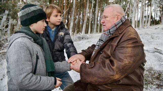 Horst Krause liest auf der winterlichen Landstraße ein Mädchen auf und bringt es zurück in das Kinderheim im Nachbarort. Damit setzt er eine Reihe von Ereignissen in Gang, die in der Adventszeit große und kleine Überraschungsgäste in den Landgasthof in Schönhorst spült. Paulas Sohn Timo freundet sich mit dem gleichaltrigen Samuel an. Doch dann taucht Samuels leibliche Mutter auf. - Timo (Cai Cohrs) und Samuel (Phileas Heyblom) sind jetzt Blutsbrüder.