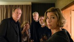 Als es ausgerechnet in einem Moment eines emotionalen Ausbruchs an der Tür klingelt, erschrecken Fred (Herbert Knaup), Linda (Leslie Malton), Jakob (Dominic Raacke), Joschi (Joachim Król) und Franziska (Brigitte Zeh).