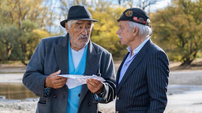 Boxer (Mario Adorf, l) und Wallberg (Tilo Prückner, r) wollen endlich Kathrin wiedersehen.