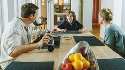 Morin lebt wohlbehütet mit Vater Steven (Frederic Linkemann) und Mutter Katja (Marlene Morreis) in einem schönen Zuhause...