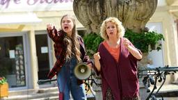 Charlie (Michaela May) hat sich von Ava (Hannah Schiller) überzeugen lassen, dass gegen den Wasserausverkauf in Lauterbronn protestiert werden muss.