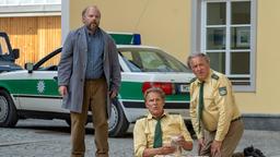 Das war knapp! Ein Geldbündel hat Hubert das Leben gerettet. V.l.n.r. Hausmeister (Nikolaus Frei), Hubert (Christian Tramitz), Girwidz (Michael Brandner)