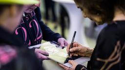 Hannelore Elsner gibt fleißig Autogramme.