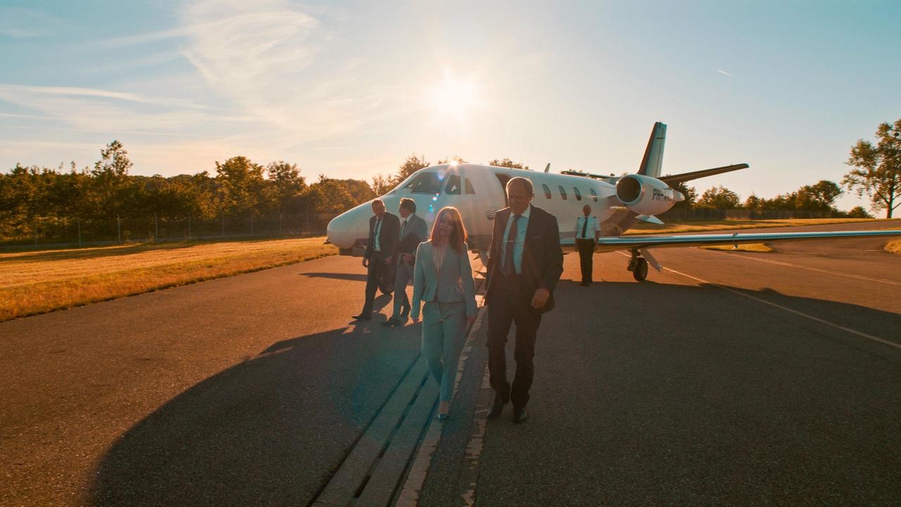 Dr. Rainer Gebhard (Ulrich Tukur), Manager des Getränkeherstellers PureAqua trifft sich vor seinem Besuch in Lauterbronn mit Julia Roland (Karoline Schuch) vom Landesumweltministerium, die ihn bei seinen Wasserplänen unterstützen soll.