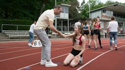 Finden allmählich zueinander: Oliver (Mark Waschke) und Alma (Hannah Schiller)