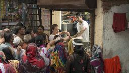 Katrin Kompalla (Luise Heyer) und Kiran Chitre (Arfi Lamba) bei ihrer Arbeit für die NGO "Global Life Protect" in den Slums von Mumbai.