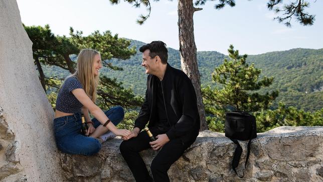 Jeanny (Therese Riess) und Johannes (Manuel Rubey) kommen sich auf der Burgruine näher