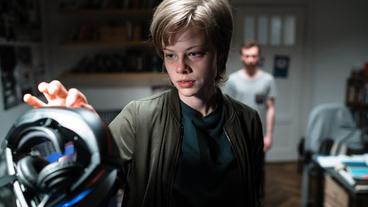 Jennifer Reitwein (Emma Bading) will das VR-Headset von Pierre (Jonas Hämmerle) ausprobieren.