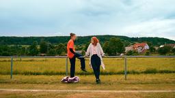 Julia (Karoline Schuch) versucht Ava (Hannah Schiller) mit ihren eigenen Erlebnissen als Aktivistin auf ihre Seite zu ziehen.