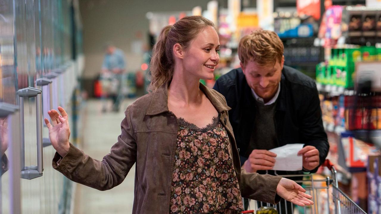 Lisa (Inez B. David) und Patrick (Lucas Prisor) im "Einkaufenswahn".